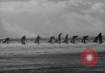 Immagine di Raccolta delle vongole Ocean City Washington USA, 1936, secondo 15 filmato di repertorio 65675043769