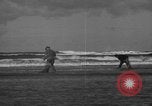 Immagine di Raccolta delle vongole Ocean City Washington USA, 1936, secondo 20 filmato di repertorio 65675043769