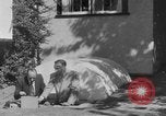 Immagine di Backyard fallout shelter United States USA, 1950, secondo 39 filmato di repertorio 65675043805