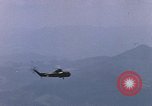 Standbild gunner Unterstützung Vietnam, 1966, aus Sekunde 27 historischem Filmmaterial Videoclip 65675043835