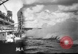 Standbild Reparatur beschädigter Bogen der italienischen Zerstörer Ugolino Vivaldi Italien, 1940, aus Sekunde 1 historischem Filmmaterial Videoclip 65675043843