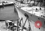 Standbild Reparatur beschädigter Bogen der italienischen Zerstörer Ugolino Vivaldi Italien, 1940, aus Sekunde 3 historischem Filmmaterial Videoclip 65675043843