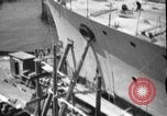 Standbild Reparatur beschädigter Bogen der italienischen Zerstörer Ugolino Vivaldi Italien, 1940, aus Sekunde 4 historischem Filmmaterial Videoclip 65675043843
