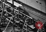 Standbild Reparatur beschädigter Bogen der italienischen Zerstörer Ugolino Vivaldi Italien, 1940, aus Sekunde 7 historischem Filmmaterial Videoclip 65675043843
