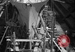 Standbild Reparatur beschädigter Bogen der italienischen Zerstörer Ugolino Vivaldi Italien, 1940, aus Sekunde 9 historischem Filmmaterial Videoclip 65675043843
