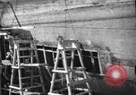 Standbild Reparatur beschädigter Bogen der italienischen Zerstörer Ugolino Vivaldi Italien, 1940, aus Sekunde 12 historischem Filmmaterial Videoclip 65675043843