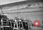 Standbild Reparatur beschädigter Bogen der italienischen Zerstörer Ugolino Vivaldi Italien, 1940, aus Sekunde 13 historischem Filmmaterial Videoclip 65675043843