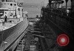 Standbild Reparatur beschädigter Bogen der italienischen Zerstörer Ugolino Vivaldi Italien, 1940, aus Sekunde 18 historischem Filmmaterial Videoclip 65675043843