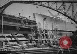 Standbild Reparatur beschädigter Bogen der italienischen Zerstörer Ugolino Vivaldi Italien, 1940, aus Sekunde 26 historischem Filmmaterial Videoclip 65675043843