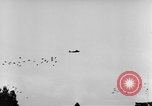 Standbild britische Truppen Frankreich, 1944, aus Sekunde 12 historischem Filmmaterial Videoclip 65675043859