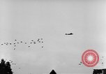Standbild britische Truppen Frankreich, 1944, aus Sekunde 13 historischem Filmmaterial Videoclip 65675043859