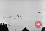 Standbild britische Truppen Frankreich, 1944, aus Sekunde 14 historischem Filmmaterial Videoclip 65675043859