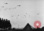 Standbild britische Truppen Frankreich, 1944, aus Sekunde 20 historischem Filmmaterial Videoclip 65675043859