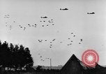 Standbild britische Truppen Frankreich, 1944, aus Sekunde 22 historischem Filmmaterial Videoclip 65675043859