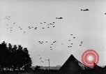 Standbild britische Truppen Frankreich, 1944, aus Sekunde 23 historischem Filmmaterial Videoclip 65675043859