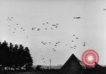 Standbild britische Truppen Frankreich, 1944, aus Sekunde 24 historischem Filmmaterial Videoclip 65675043859