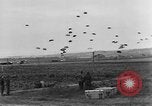 Standbild britische Truppen Frankreich, 1944, aus Sekunde 33 historischem Filmmaterial Videoclip 65675043859