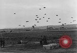 Standbild britische Truppen Frankreich, 1944, aus Sekunde 34 historischem Filmmaterial Videoclip 65675043859