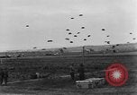 Standbild britische Truppen Frankreich, 1944, aus Sekunde 35 historischem Filmmaterial Videoclip 65675043859