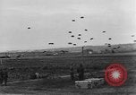 Standbild britische Truppen Frankreich, 1944, aus Sekunde 36 historischem Filmmaterial Videoclip 65675043859