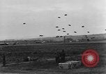 Standbild britische Truppen Frankreich, 1944, aus Sekunde 37 historischem Filmmaterial Videoclip 65675043859