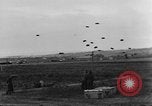 Standbild britische Truppen Frankreich, 1944, aus Sekunde 38 historischem Filmmaterial Videoclip 65675043859