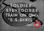Standbild US-Soldaten durchlaufen stevedores Ausbildung als Fort Dix New Jersey USA, 1942, aus Sekunde 15 historischem Filmmaterial Videoclip 65675043867