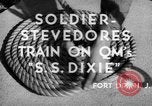 Standbild US-Soldaten durchlaufen stevedores Ausbildung als Fort Dix New Jersey USA, 1942, aus Sekunde 16 historischem Filmmaterial Videoclip 65675043867