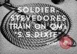 Standbild US-Soldaten durchlaufen stevedores Ausbildung als Fort Dix New Jersey USA, 1942, aus Sekunde 19 historischem Filmmaterial Videoclip 65675043867