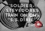 Standbild US-Soldaten durchlaufen stevedores Ausbildung als Fort Dix New Jersey USA, 1942, aus Sekunde 21 historischem Filmmaterial Videoclip 65675043867
