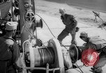 Standbild US-Soldaten durchlaufen stevedores Ausbildung als Fort Dix New Jersey USA, 1942, aus Sekunde 35 historischem Filmmaterial Videoclip 65675043867