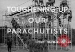 Standbild USA Fallschirmjäger Fort Benning Georgia USA, 1942, aus Sekunde 8 historischem Filmmaterial Videoclip 65675043869