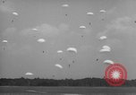 Standbild USA Fallschirmjäger Fort Benning Georgia USA, 1942, aus Sekunde 57 historischem Filmmaterial Videoclip 65675043869