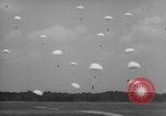 Standbild USA Fallschirmjäger Fort Benning Georgia USA, 1942, aus Sekunde 58 historischem Filmmaterial Videoclip 65675043869