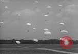 Standbild USA Fallschirmjäger Fort Benning Georgia USA, 1942, aus Sekunde 59 historischem Filmmaterial Videoclip 65675043869