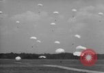 Standbild USA Fallschirmjäger Fort Benning Georgia USA, 1942, aus Sekunde 60 historischem Filmmaterial Videoclip 65675043869