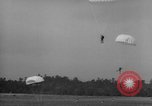 Standbild USA Fallschirmjäger Fort Benning Georgia USA, 1942, aus Sekunde 62 historischem Filmmaterial Videoclip 65675043869
