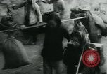 Immagine di Rifugiati cinesi Cina, 1944, secondo 44 filmato di repertorio 65675043946