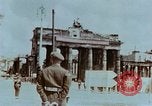 Standbild britische Truppen Berlin Deutschland, 1945, aus Sekunde 12 historischem Filmmaterial Videoclip 65675043968