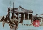 Standbild britische Truppen Berlin Deutschland, 1945, aus Sekunde 13 historischem Filmmaterial Videoclip 65675043968