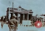 Standbild britische Truppen Berlin Deutschland, 1945, aus Sekunde 14 historischem Filmmaterial Videoclip 65675043968