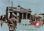 Standbild britische Truppen Berlin Deutschland, 1945, aus Sekunde 16 historischem Filmmaterial Videoclip 65675043968