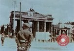 Standbild britische Truppen Berlin Deutschland, 1945, aus Sekunde 17 historischem Filmmaterial Videoclip 65675043968