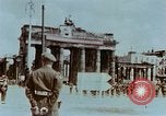 Standbild britische Truppen Berlin Deutschland, 1945, aus Sekunde 19 historischem Filmmaterial Videoclip 65675043968
