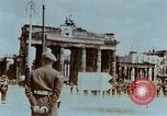 Standbild britische Truppen Berlin Deutschland, 1945, aus Sekunde 20 historischem Filmmaterial Videoclip 65675043968