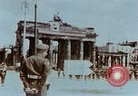 Standbild britische Truppen Berlin Deutschland, 1945, aus Sekunde 24 historischem Filmmaterial Videoclip 65675043968