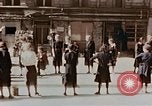 Immagine di Civili tedesco Berlino Germania, 1945, secondo 44 filmato di repertorio 65675043970