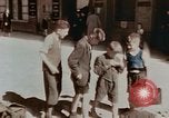 Immagine di Ragazzi tedesco Berlino Germania, 1945, secondo 6 filmato di repertorio 65675043971