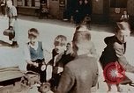 Immagine di Ragazzi tedesco Berlino Germania, 1945, secondo 19 filmato di repertorio 65675043971