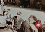Immagine di Ragazzi tedesco Berlino Germania, 1945, secondo 20 filmato di repertorio 65675043971